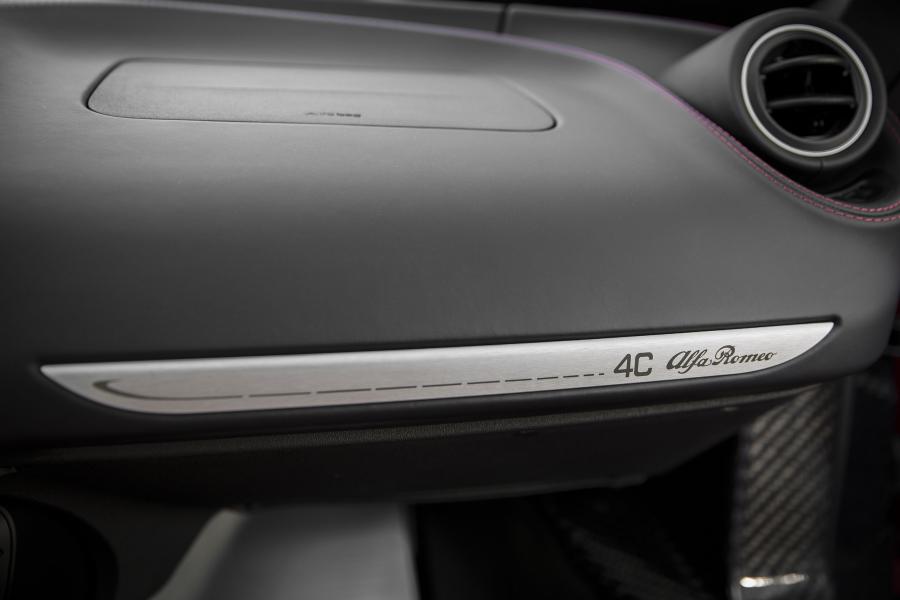 Детали интерьера Alfa Romeo 4C (960) 2014 года  (NA) (фото 29 из 40)